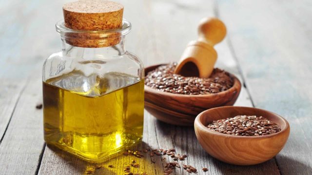 اكتشفي زيت السمسم وعلاقته بالشعر الأبيض!