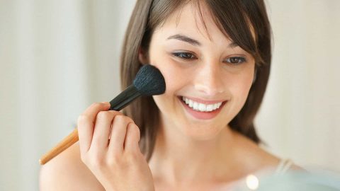 مكياج صباحي خفيف لإخفاء إرهاق البشرة