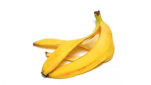 اكتشفي الفوائد الجمالية لقشر الموز للبشرة