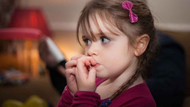 دليلك للتعامل مع عادة قضم الأظافر عند الأطفال