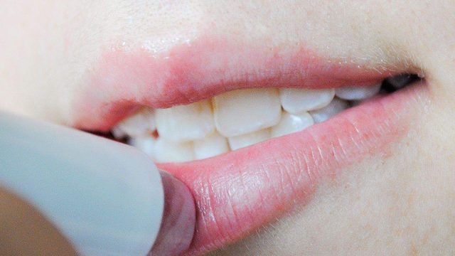 كيف تعتنين بشفتيك خلال تغير الفصول؟