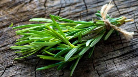 هذا ما يفعله منقوع إكليل الجبل بشعرك!