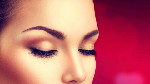 حيل مكياج مبتكرة لإخفاء انتفاخ الجفون