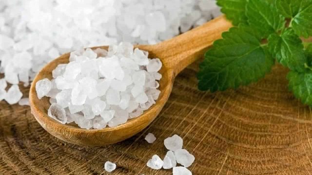 طرق استخدام ملح البحر للعناية بالبشرة
