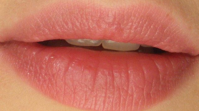 مكونات طبيعية ستمنحك شفاه وردية وجذابة