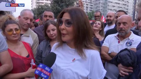 إليسا تشارك في الثورة وتطلب العيش بكرامة