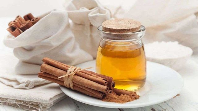 خطوات تجهيز مشروب القرفة بالعسل