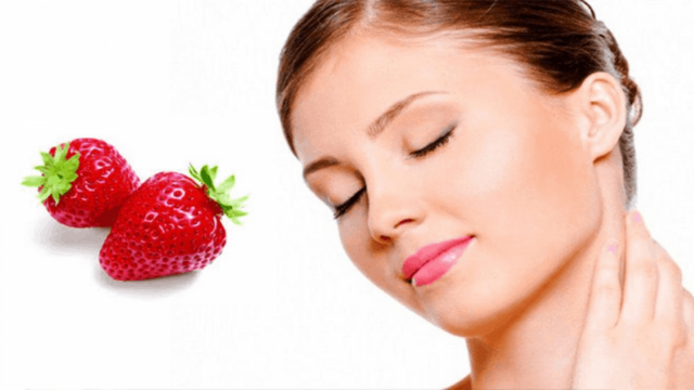 وصفات الفراولة لإزالة المكياج حسب نوع البشرة