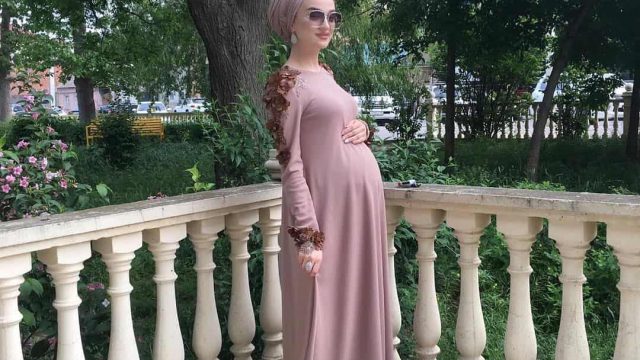 للمحجبات الحوامل.. فساتين سهرة مزجت بين الأناقة والإحتشام