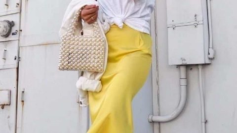 كيف تنسقين التنورة الستان مع الحجاب؟