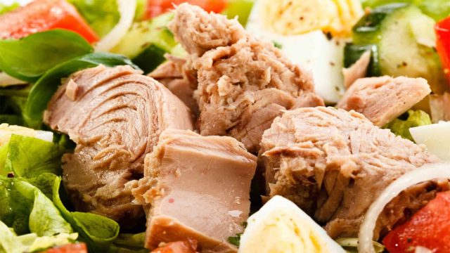 خطوات تجهيز سلطة التونة