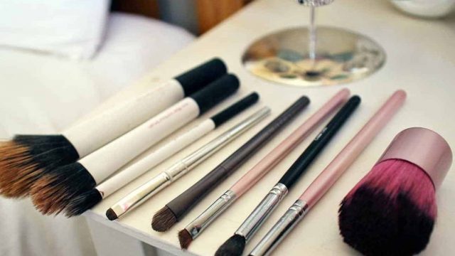 أمور ممنوعة أثناء تنظيف البشرة من المكياج!