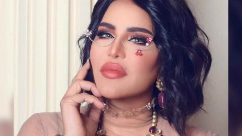 برشاقة عارضات الأزياء تظهر أحلام في أحدث جلسة تصوير لها