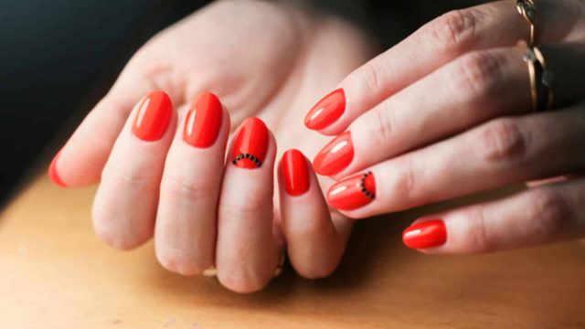خطوات بسيطة للتخلص من طلاء الأظافر الجل بسرعة