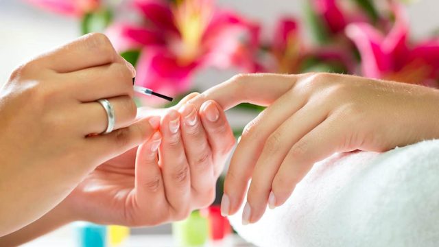 اكتشفي أبرز أخطاء وضع مناكير الأظافر في المنزل!