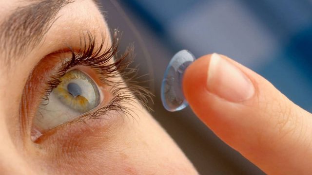 نصائح هامة لحماية العينين عند وضع المكياج مع العدسات اللاصقة