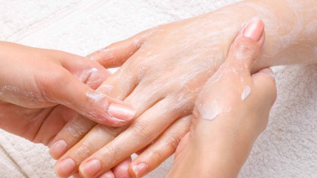 أسرع وصفات تنعيم اليدين للعروس