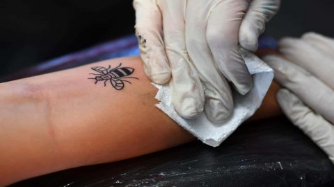 مواد منزلية تساعد في إزالة الوشم بشكل طبيعي