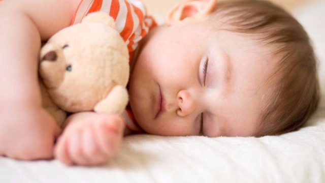 لا توقظيه بل عدلي الساعة البيولوجية عند الطفل