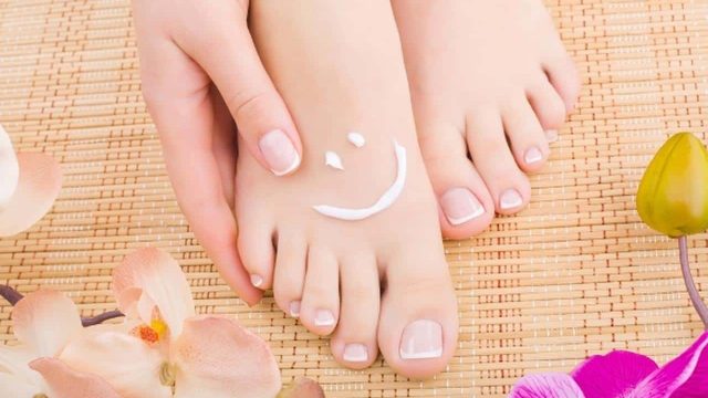 كيف تصنعين مقشرات للقدمين في المنزل؟