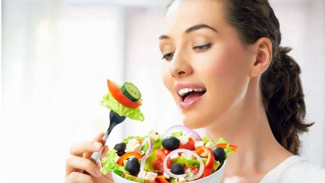 أفضل الأطعمة التي يجب تناولها أثناء الدورة الشهرية