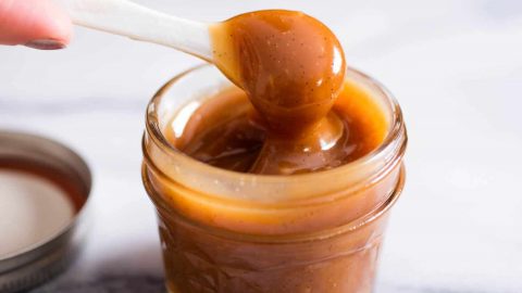 خطوات تجهيز صوص الكراميل بالكريمة