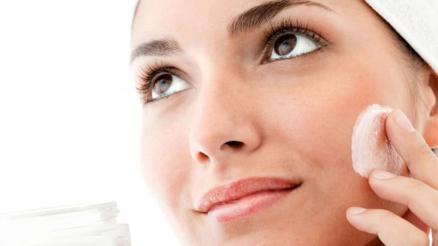 وصفات طبيعية لعلاج تقشر الوجه واحمراره في فصل الشتاء