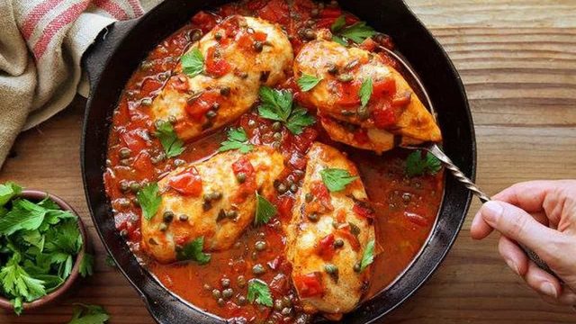 خطوات تجهيز دجاج مشوي بالطماطم