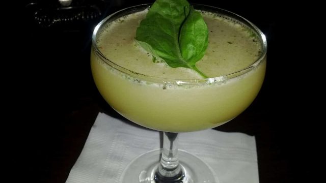 خطوات تجهيز عصير الليمون بالريحان