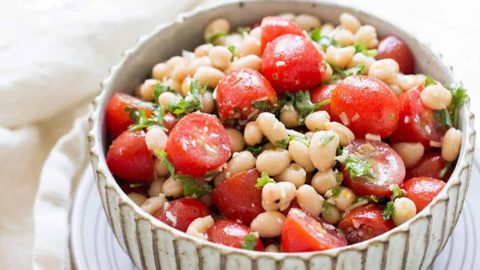 سلطة الفاصوليا البيضاء مع الطماطم