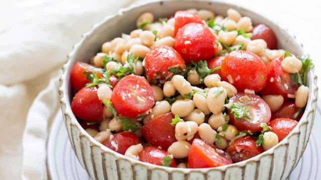 سلطة الفاصوليا البيضاء مع الطماطم