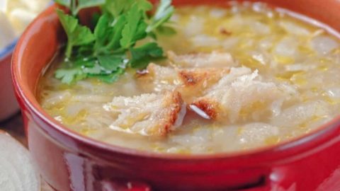 خطوات تجهيز شوربة البصل والحليب
