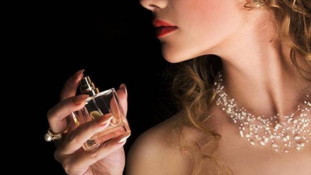 تعرفي إلى أفضل العطور المغرية لزوجك