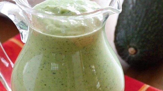 خطوات تجهيز تغميسة اللبن الزبادي مع الأفوكادو
