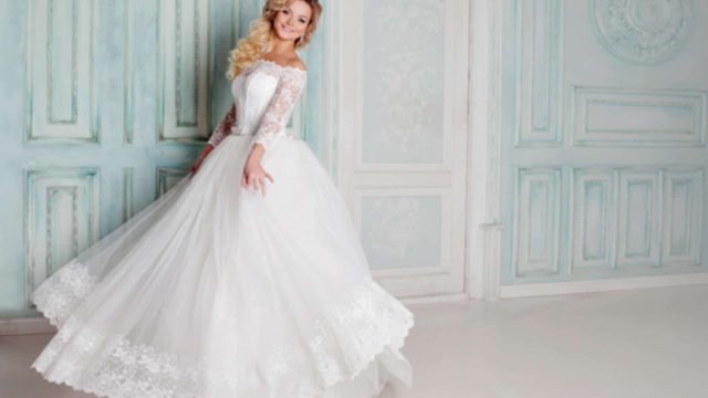 موديلات فساتين زفاف راقية مزوقة بأكمام التل