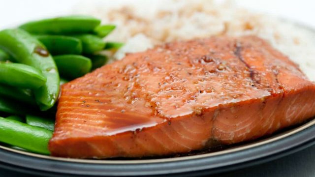 خطوات تجهيز السلمون بصوص الصويا