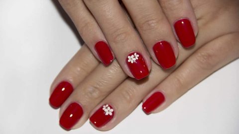 صور أجمل ألوان المناكير بدرجات الأحمر الساحر لشتاء 2020