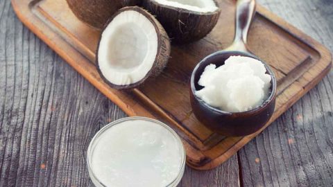 طرق استخدام حليب جوز الهند لشعر قوي ولامع