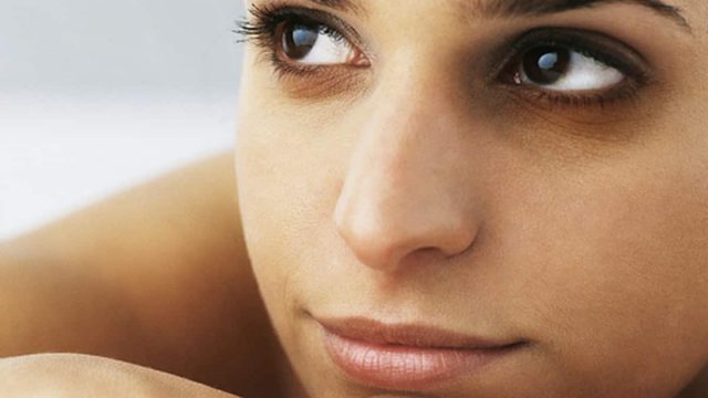 كيفية إزالة الهالات السوداء بمواد طبيعية من المطبخ