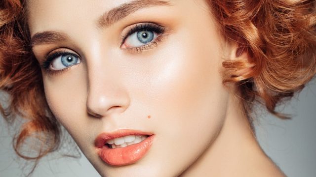 ستايلات مكياج لإطلالة مشرقة في موسم الأعياد!