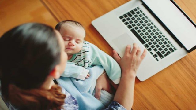 للزوجة العاملة: أفكار مميزة وعملية لتعزيز علاقتك الزوجية