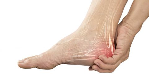 ألم القدمين : الأسباب والعلاج بطرق طبيعية ووصفات سهلة