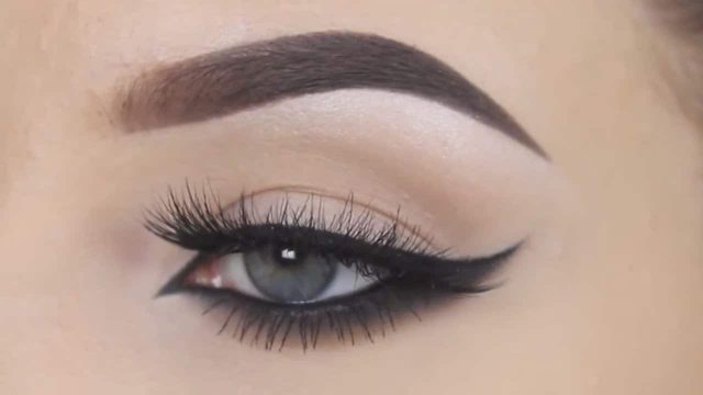 اكتشفي أنواع الآيلاينر وطرق استخدامها بشكل صحيح