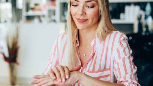 خلطات لعلاج جفاف اليدين لإطلالة ناعمة وصحية