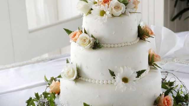 هل أنت عروس جريئة؟ اكتشفي بدائل غريبة لكعكة الزفاف!