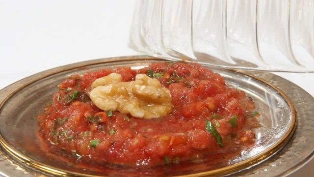 خطوات تجهيز سلطة الطماطم الحارة