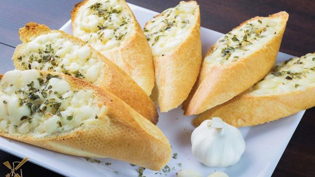 كيفية إعداد خبز الثوم بالجبنة