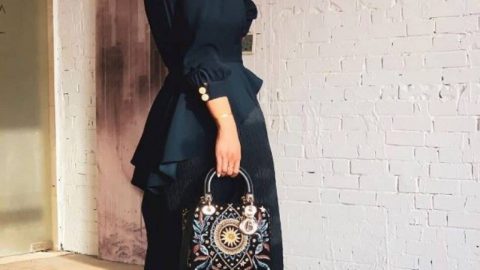 للمحجبات: استوحي إطلالتك باللون الأسود على طريقة دلال الدوب