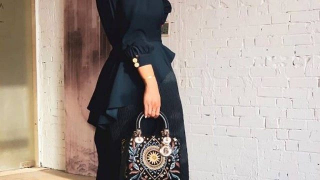 للمحجبات: استوحي إطلالتك باللون الأسود على طريقة دلال الدوب