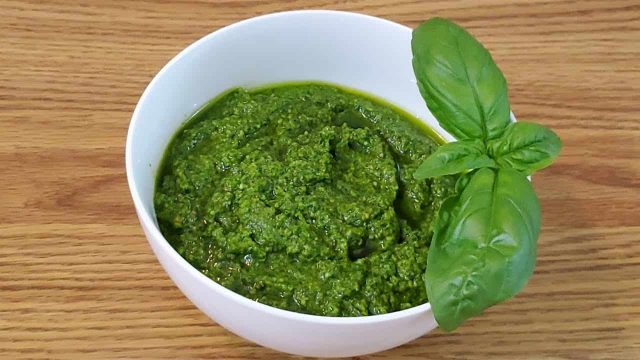 خطوات تجهيز صلصة الحبق